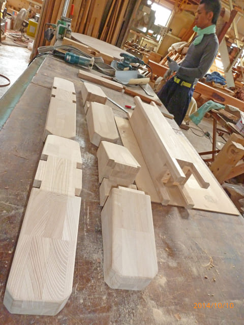 木組み工法のテーブル