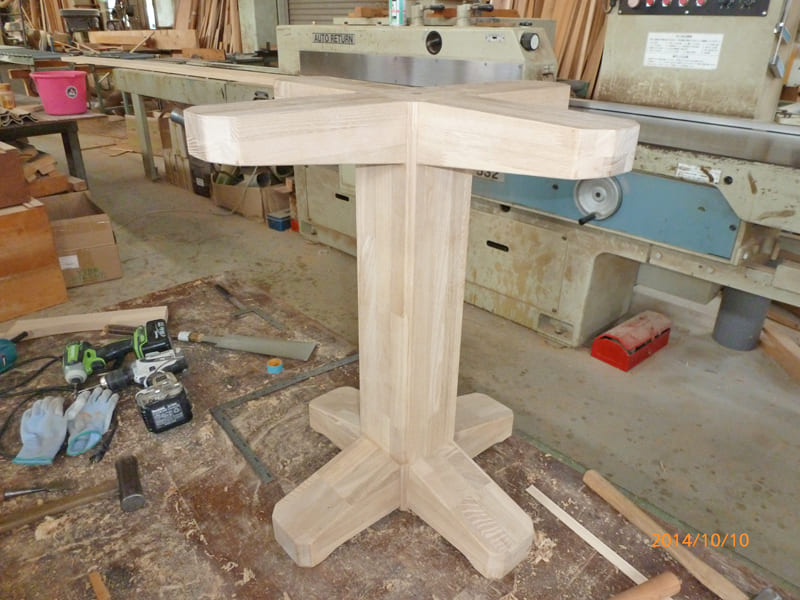 木組み工法のテーブル