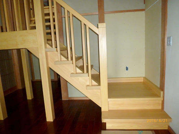 無垢の檜材でささらまわり階段を手作り