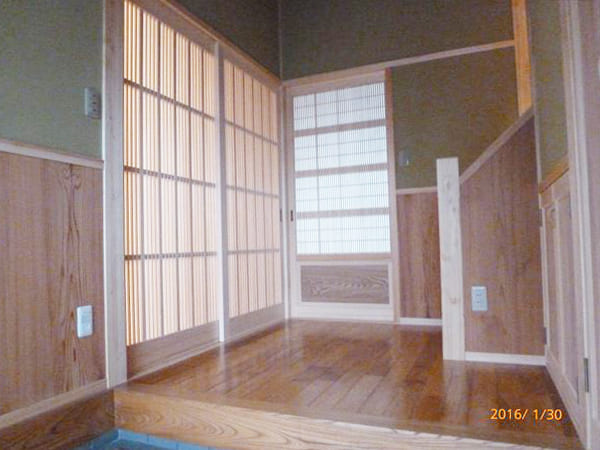 玄関ホール中