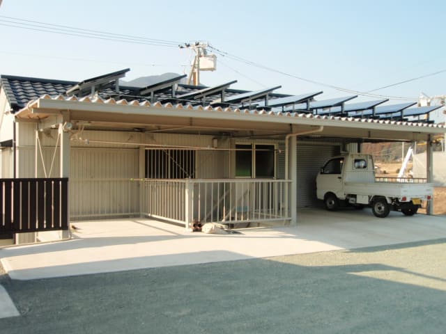 屋根リフォーム：太陽光発電　鉄骨折柱屋根設置：新城市