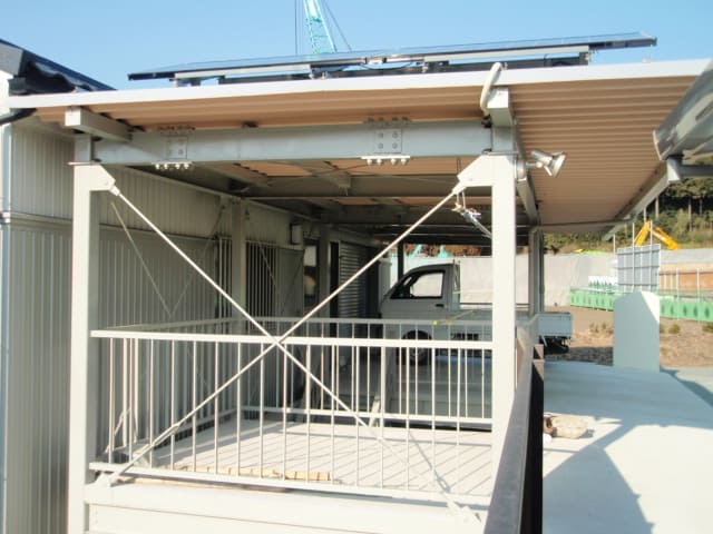 鉄骨折半屋根の太陽光・鉄骨庇の断面